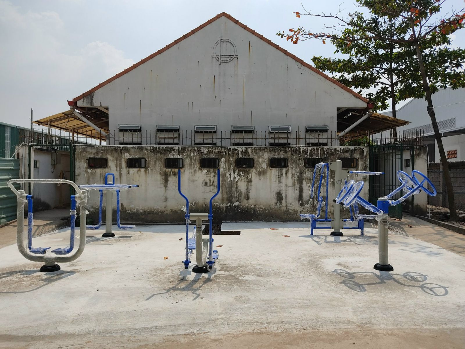 Bài tập thể dục an toàn với máy tập công viên ngoài trời
