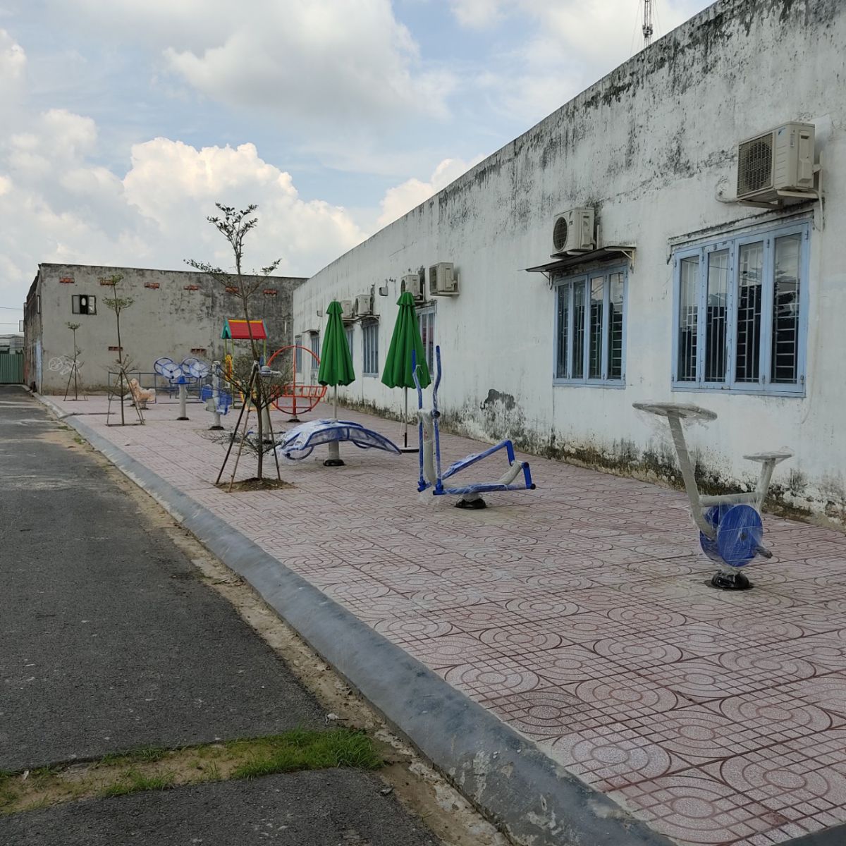 bộ dụng cụ tập thể dục tại công viên