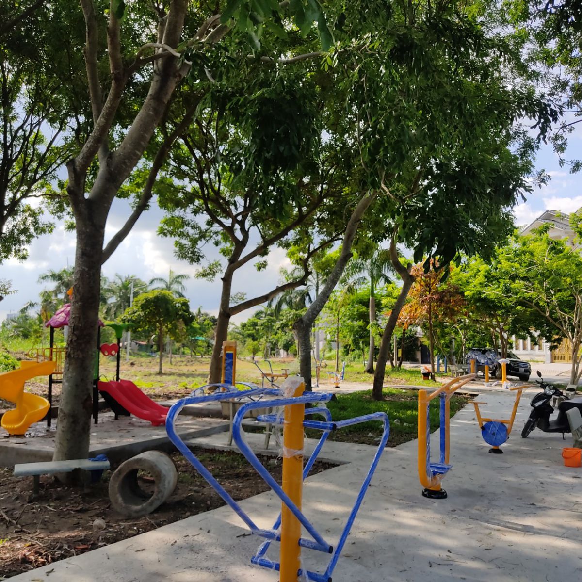 bộ dụng cụ tập thể dục tại công viên