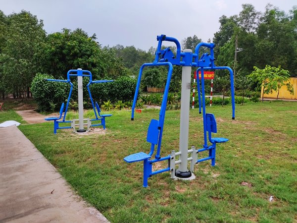 dụng cụ tập thể dục tại công viên