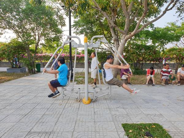 dụng cụ thể dục ngoài trời