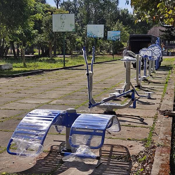 máy tập thể dục ngoài công viên